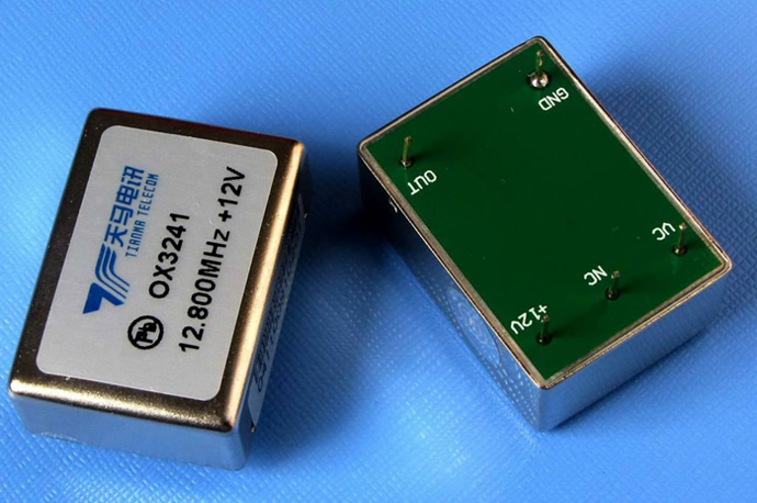 What are the characteristics of EMXO vacuum micro crystal oscillator?